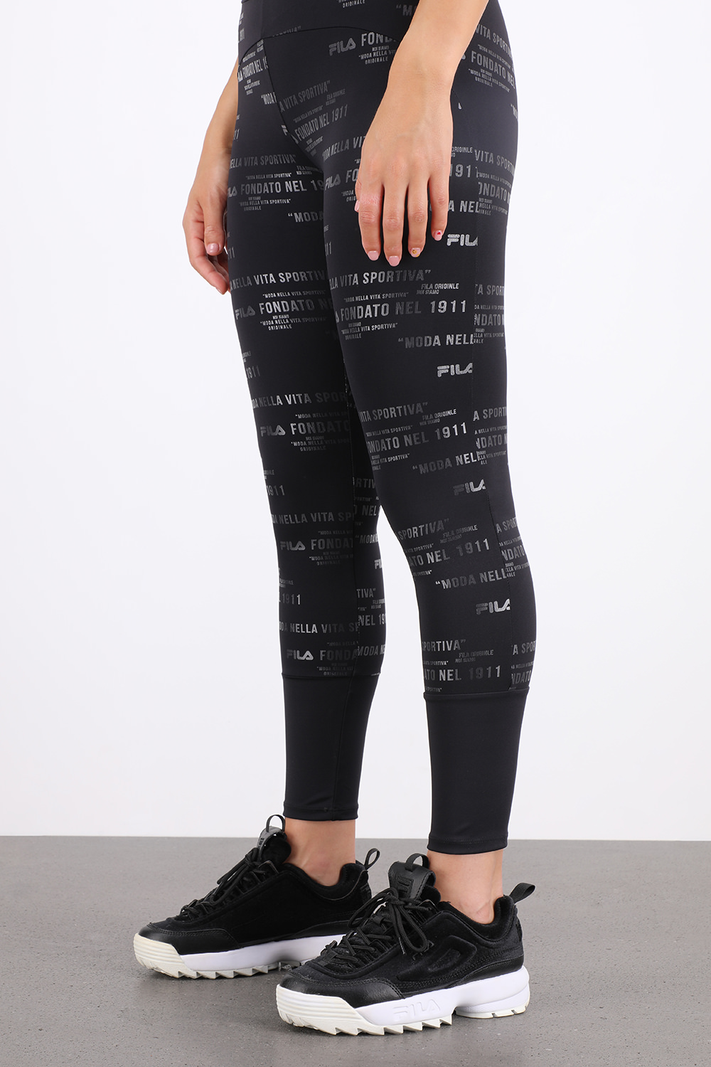 תמונת כל הלוק של Disruptor Premium Velour In Black